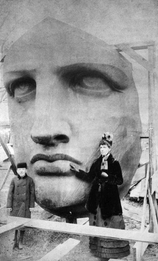 02-Unpacking-the-head-of-the-Statue-of-Liberty-1885.jpg