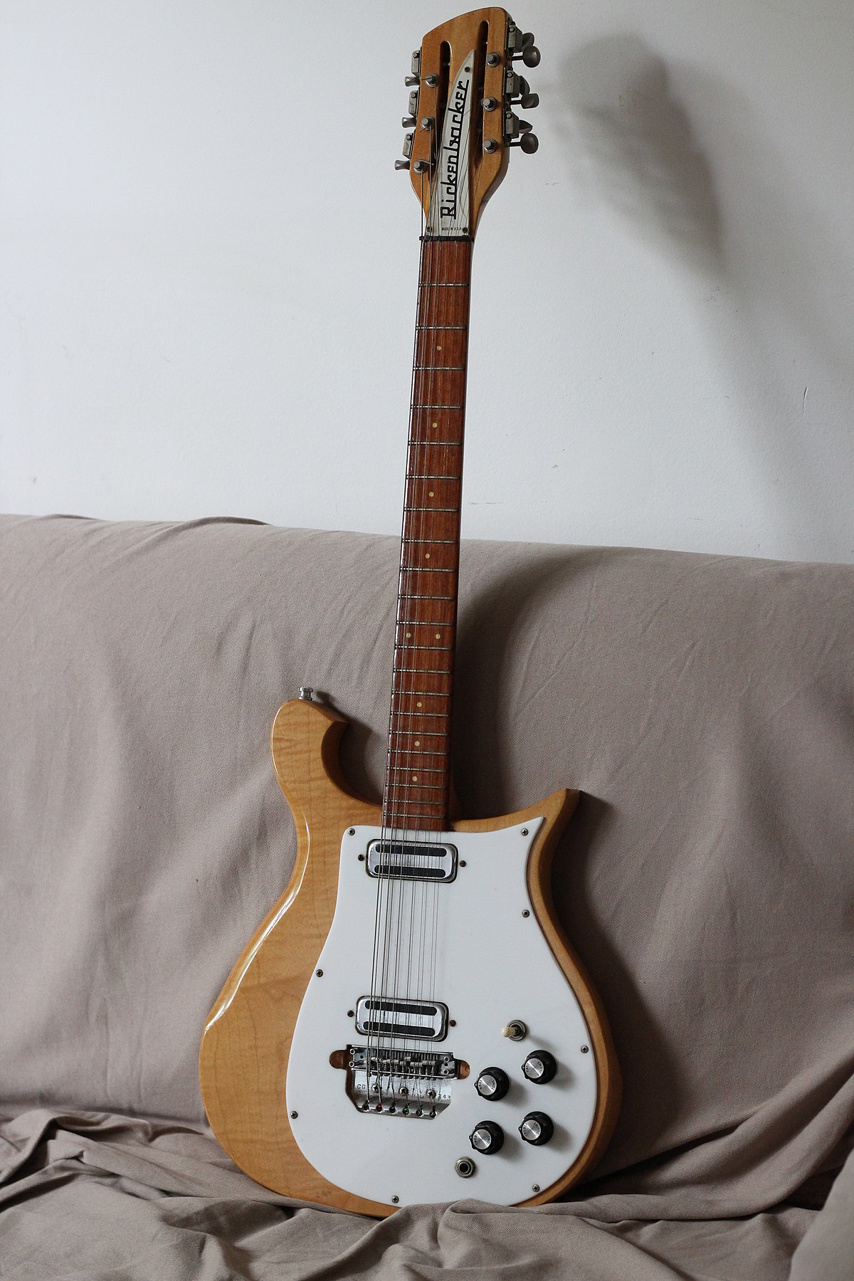 Rickenbacker_450-12_Mapleglo,_c.1966_(12_string).jpg