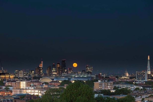 Moon-rising-over-London.jpg